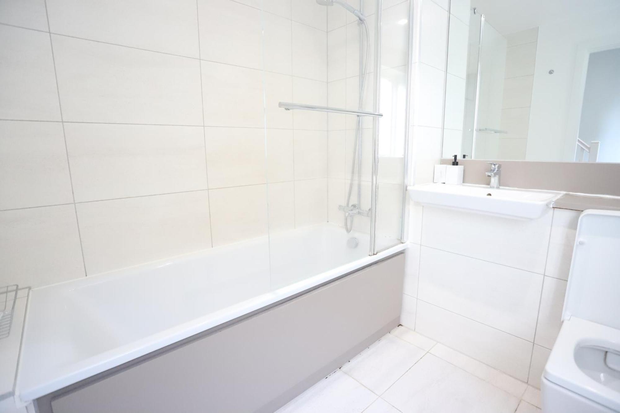 Spacious 3-Story Retreat With Rooftop Terrace And Modern Amenities لندن المظهر الخارجي الصورة