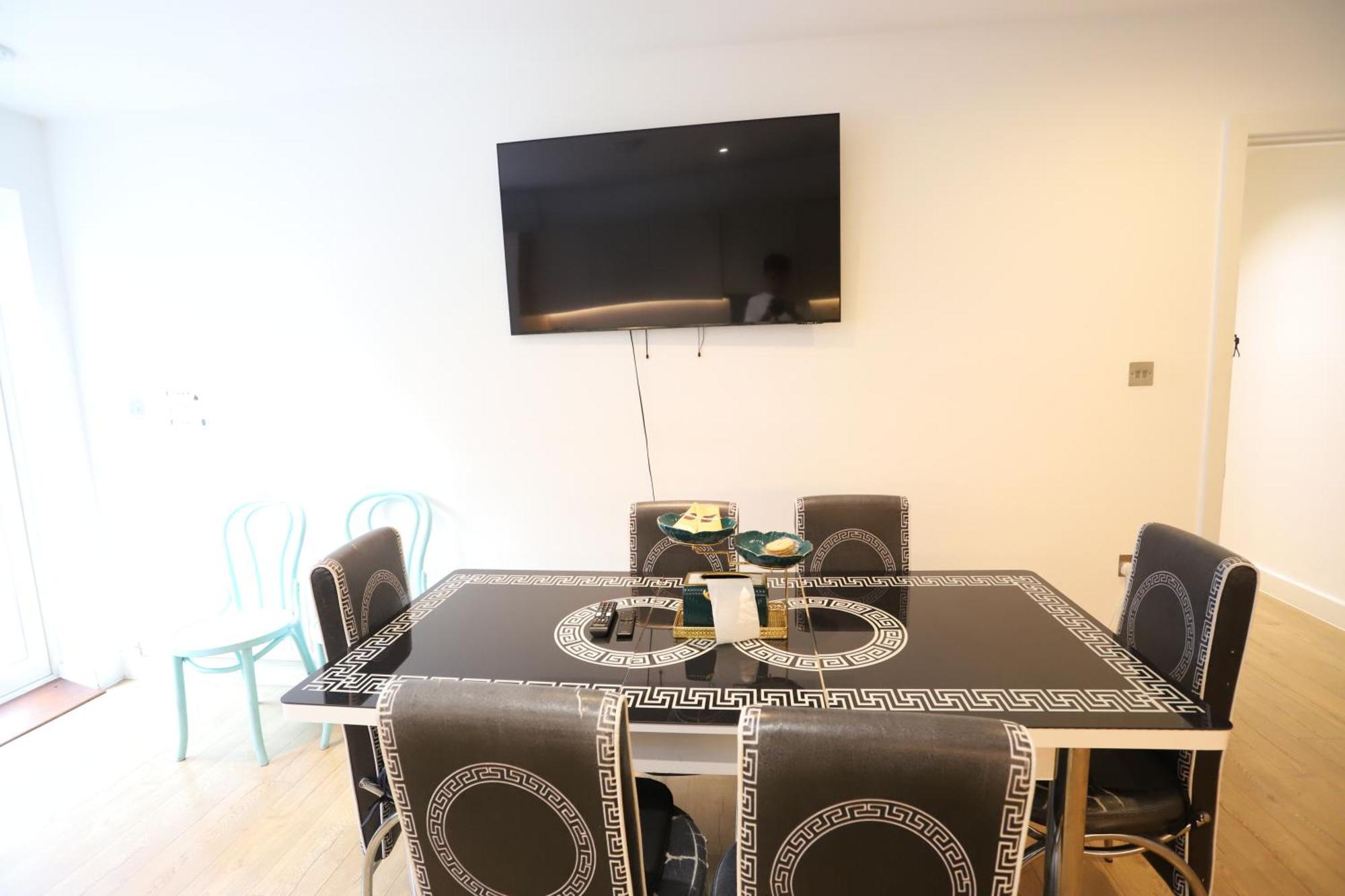 Spacious 3-Story Retreat With Rooftop Terrace And Modern Amenities لندن المظهر الخارجي الصورة