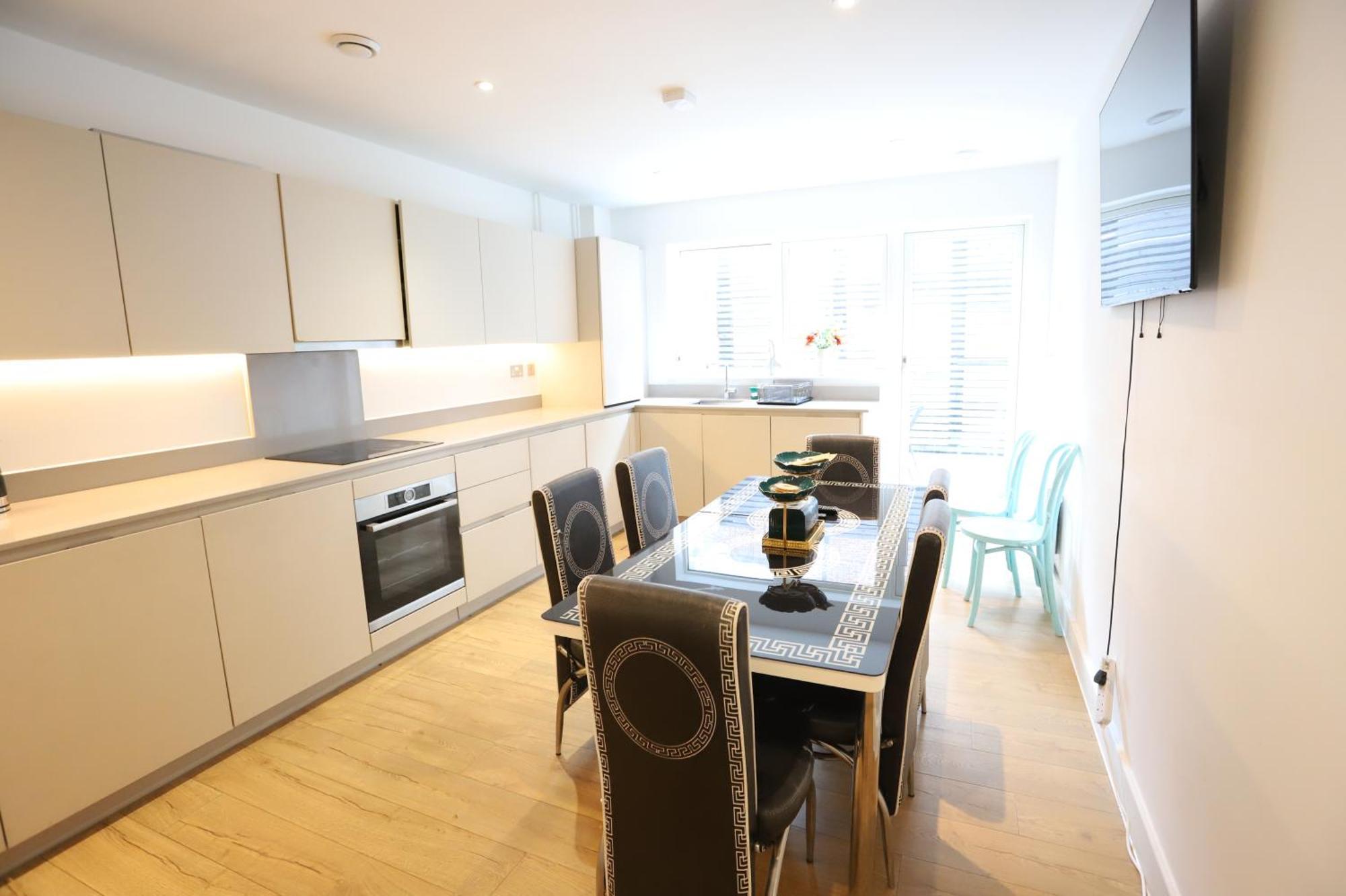 Spacious 3-Story Retreat With Rooftop Terrace And Modern Amenities لندن المظهر الخارجي الصورة