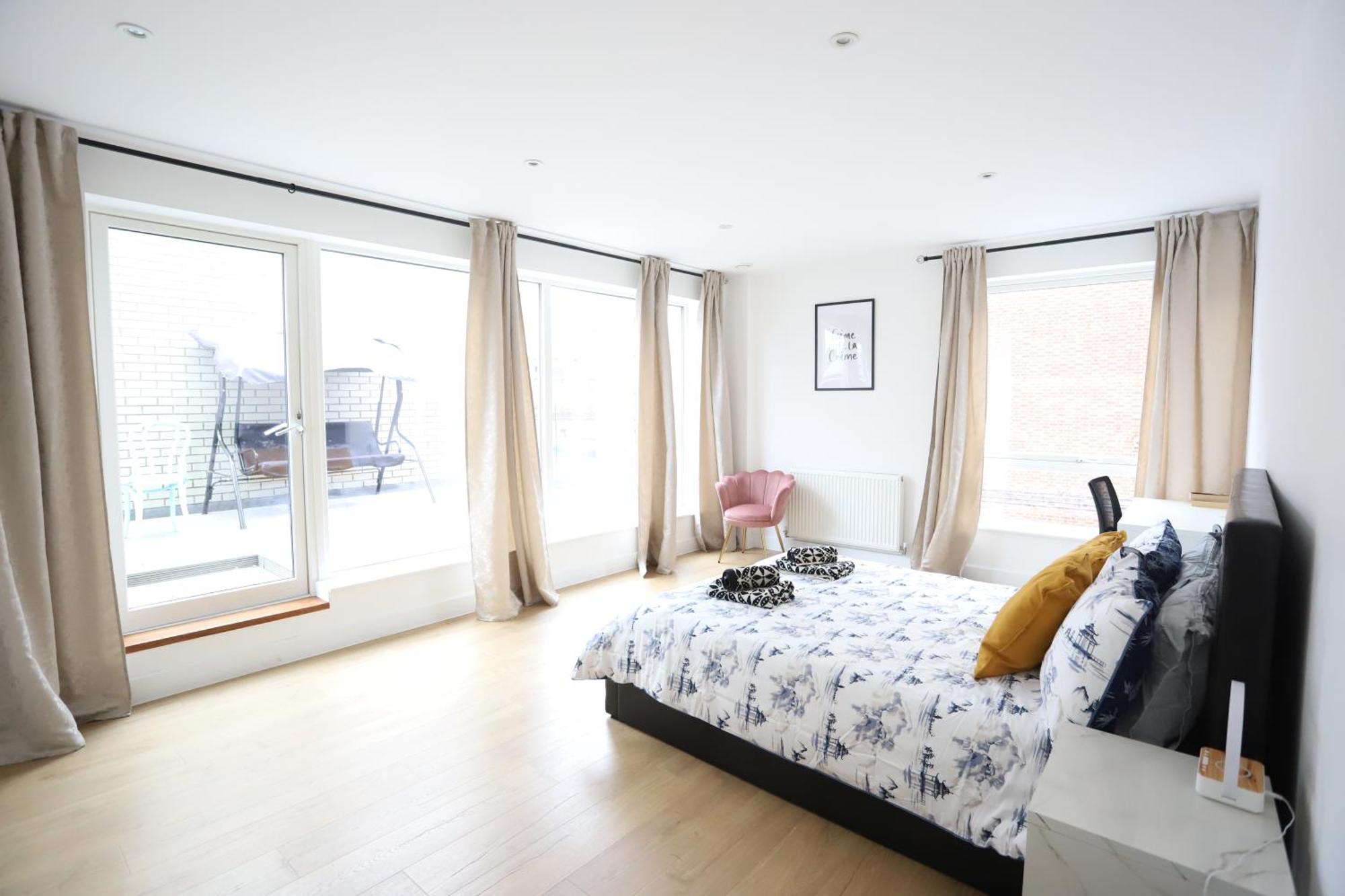 Spacious 3-Story Retreat With Rooftop Terrace And Modern Amenities لندن المظهر الخارجي الصورة