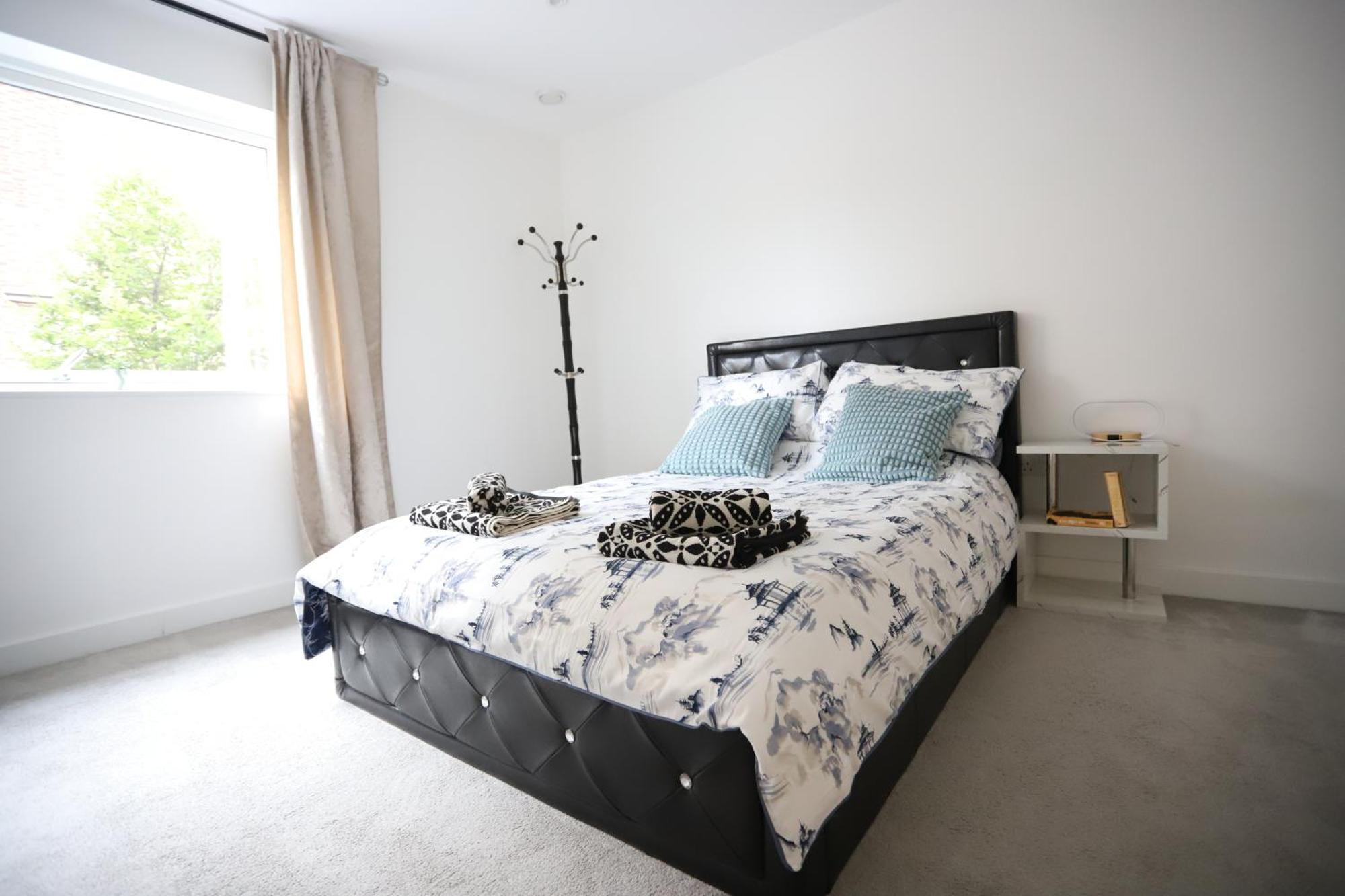Spacious 3-Story Retreat With Rooftop Terrace And Modern Amenities لندن المظهر الخارجي الصورة